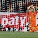 Robben se lamenta de la ocasión perdida ante el guardameta español Iker Casillas durante la final del Mundial de Sudáfrica 2012.