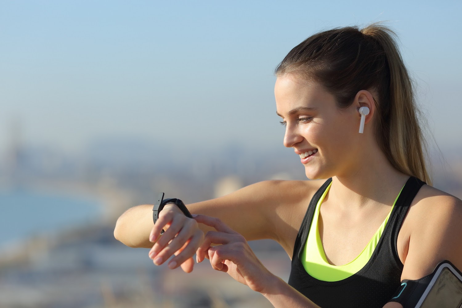 健身中心一位女士带着耳机运动与音乐结合体育运动素材设计