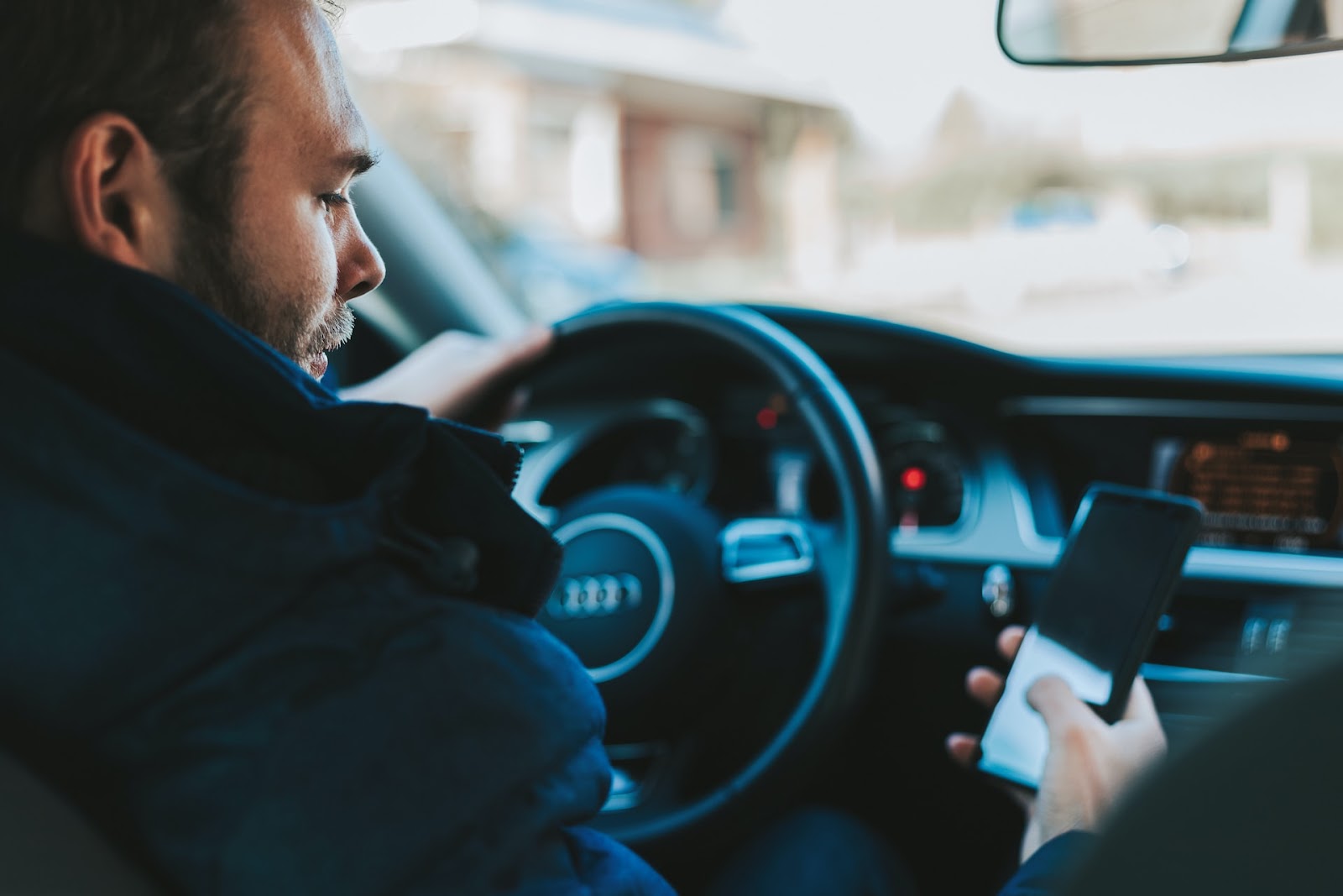 En qué situaciones nos pueden multar por llevar el soporte del móvil en el  coche?