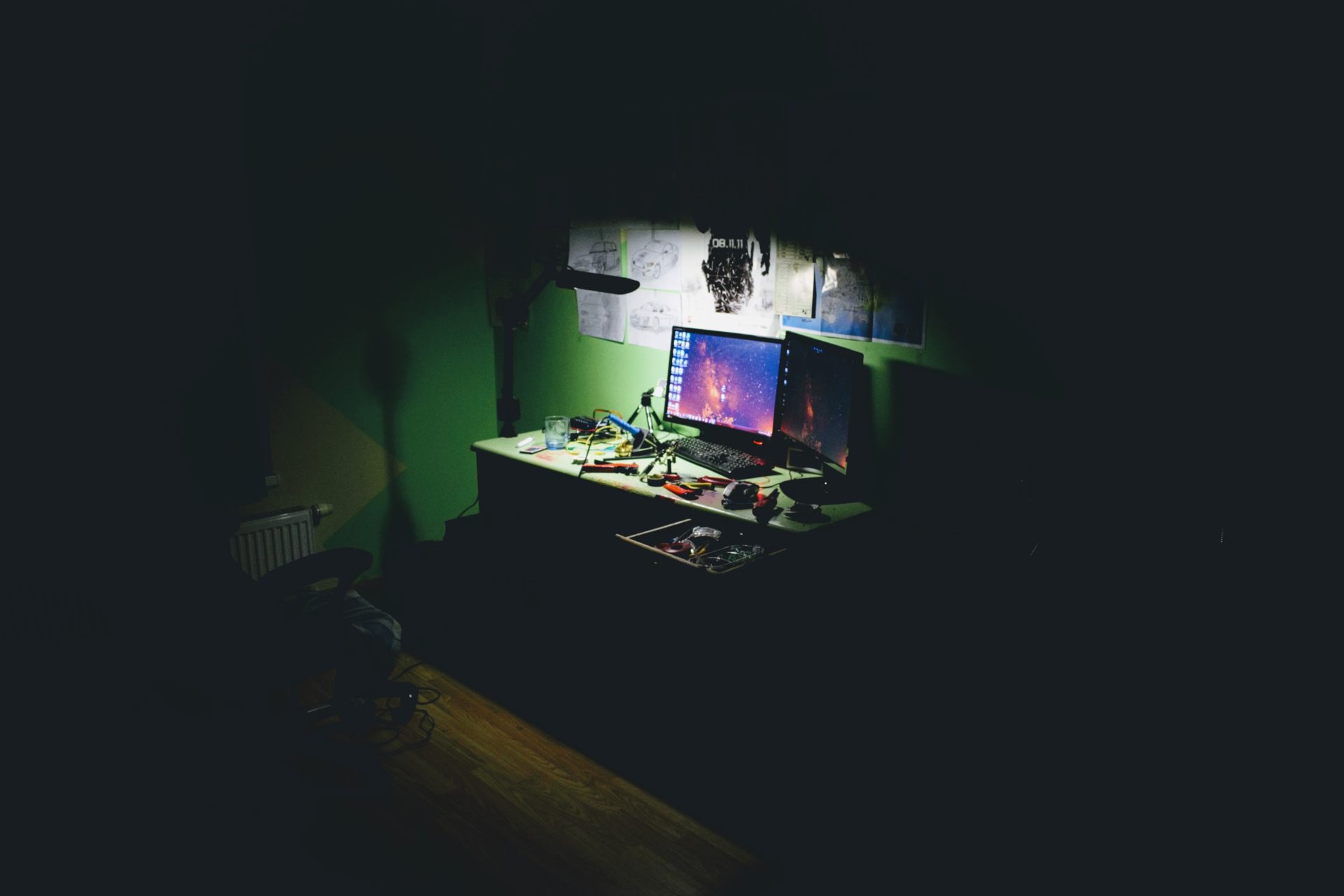 Un ordenador en un entorno oscuro 