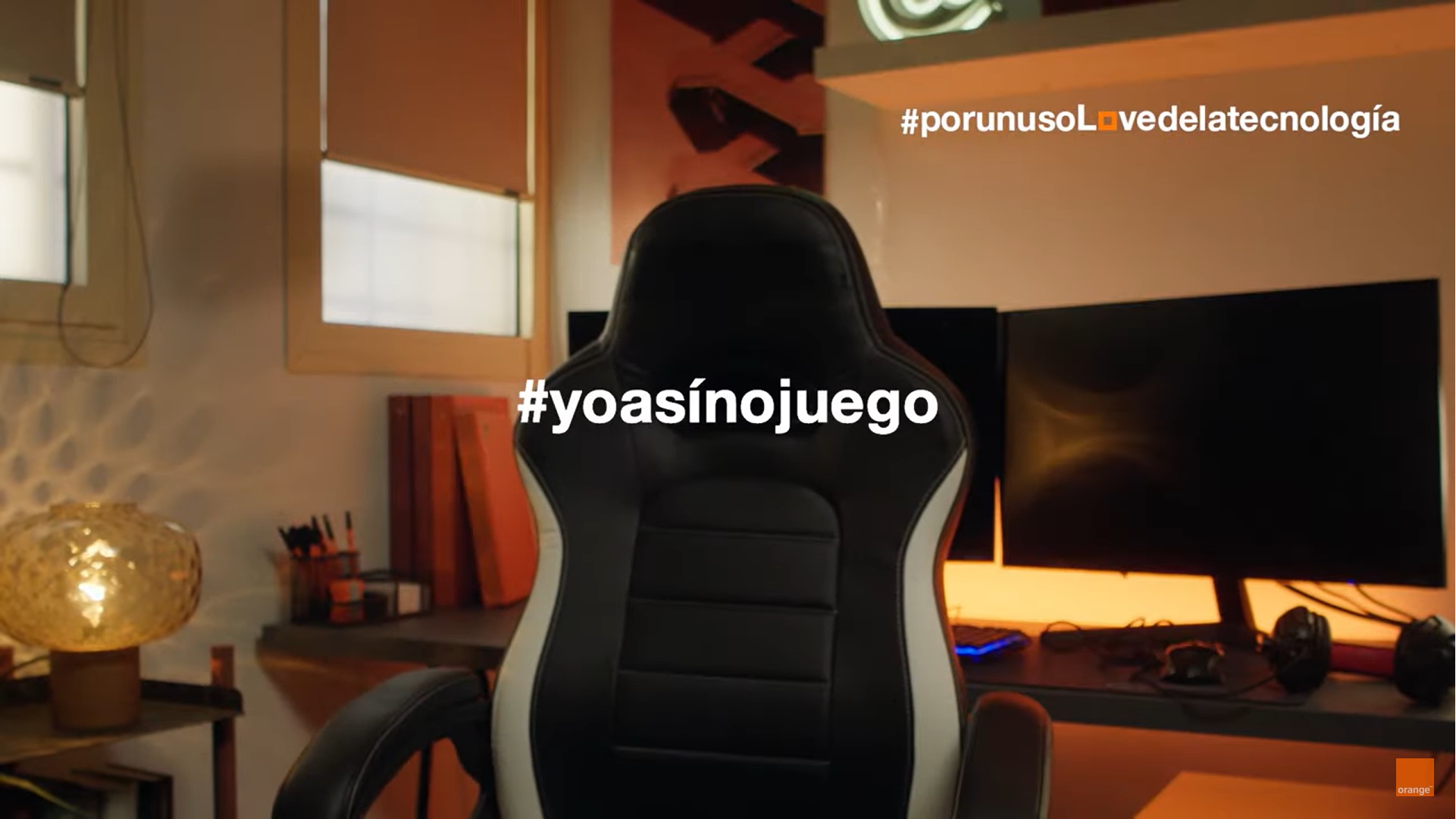 Sillón de gamer vacío con el lema #yoasínojuego 