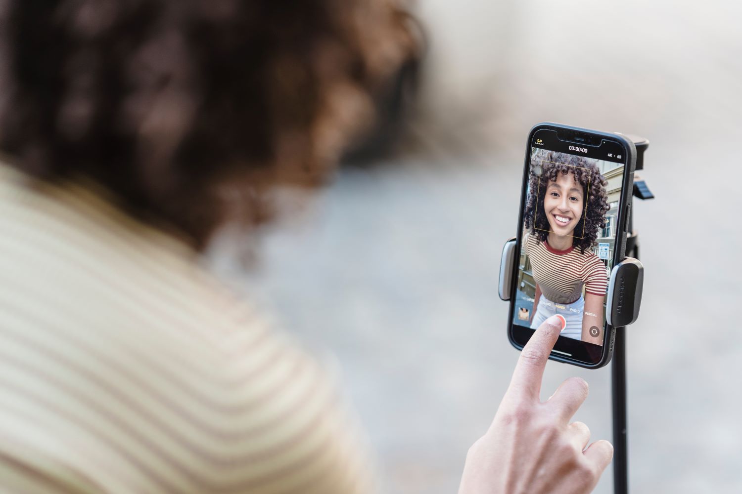 Una mujer recorta un vídeo desde su iPhone