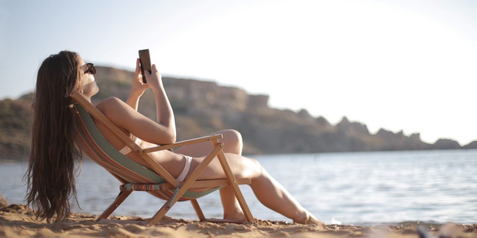 Oversharing y los riesgos en redes sociales en verano