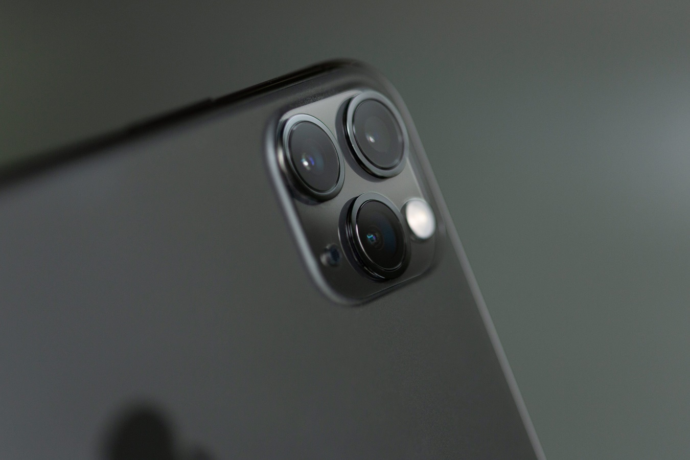 ¿Cuál es la cámara principal del iPhone 15 Pro Max?