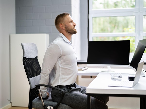 Mejora tu salud corporal en el trabajo con las posturas correctas