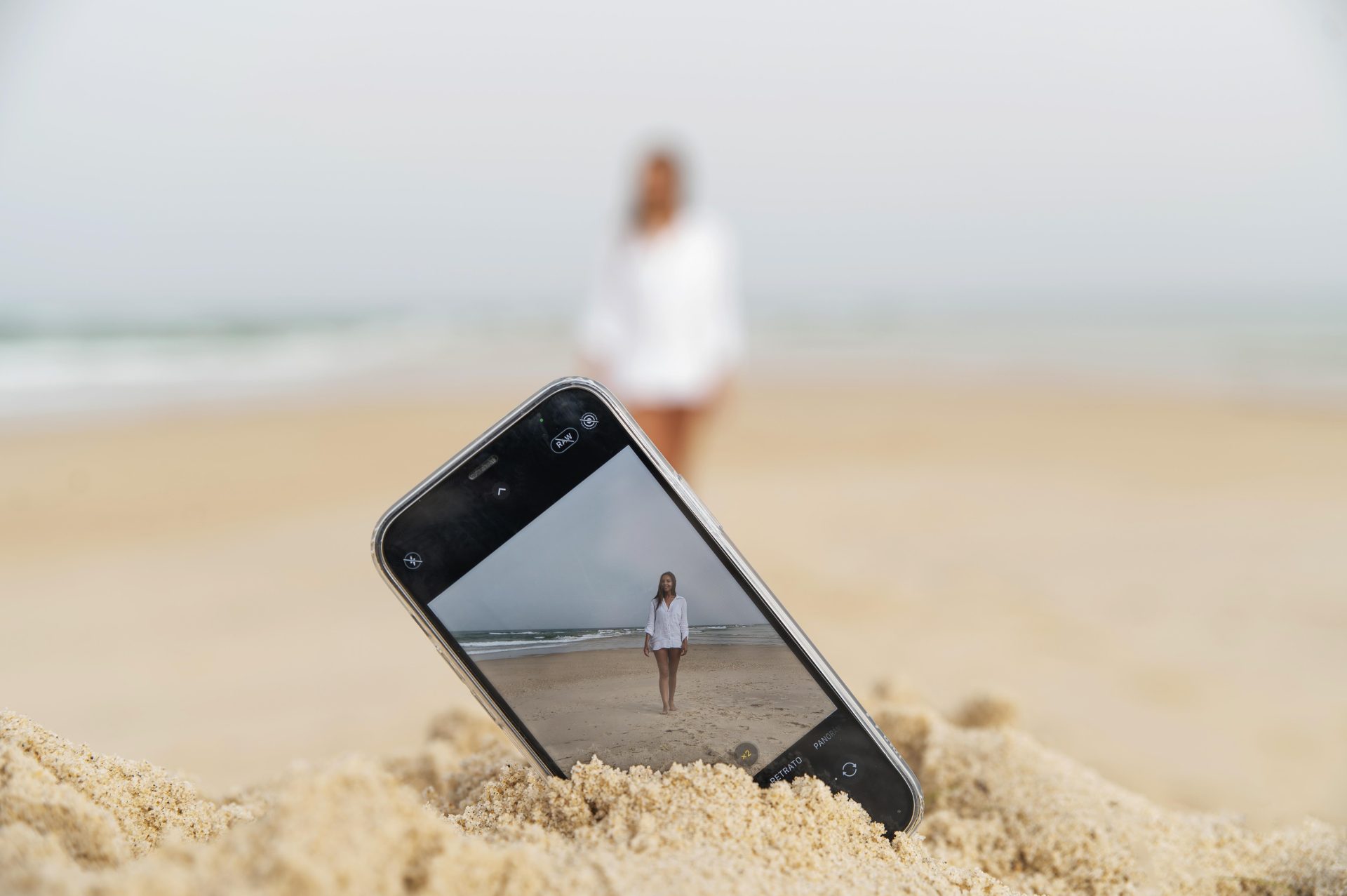protege tu movil en la playa