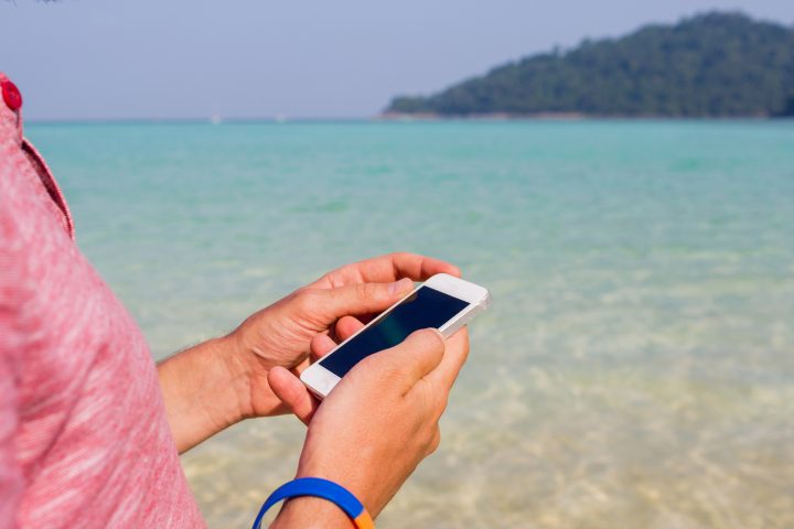 movil en la playa