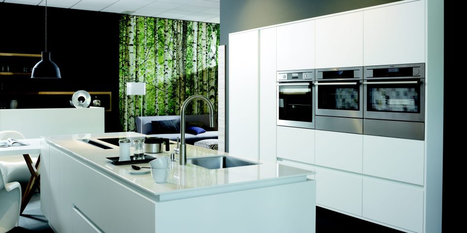 Cocina de hogar equipada con electrodomésticos